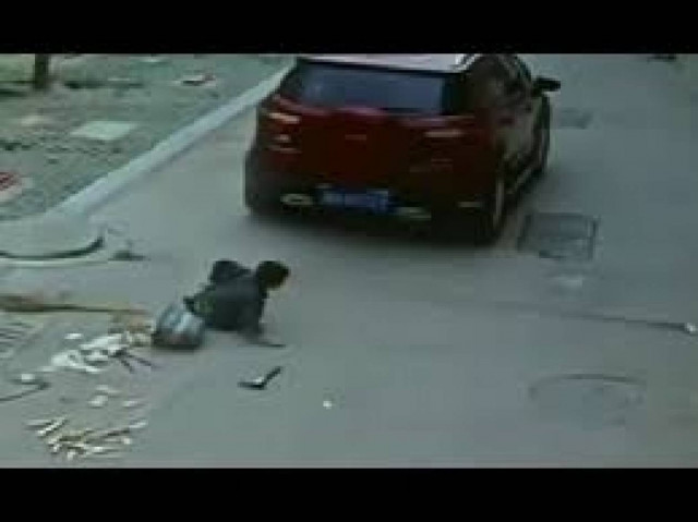 Βίντεο-σοκ: Αυτοκίνητο περνάει πάνω από έναν 6χρονο αλλά...