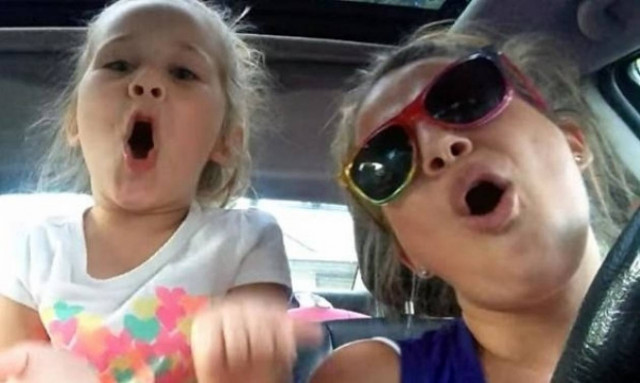 Μοναδικό ντουέτο μαμάς και κόρης!Κάνουν θραύση στο διαδίκτυο! (βίντεο)