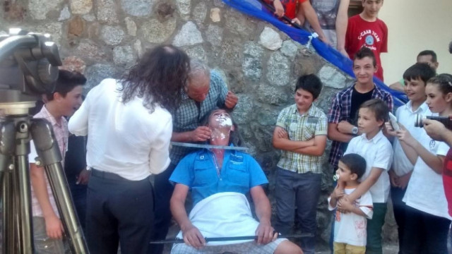 Ξύρισμα γαμπρού με πριόνι και μπαλτά! (vid)