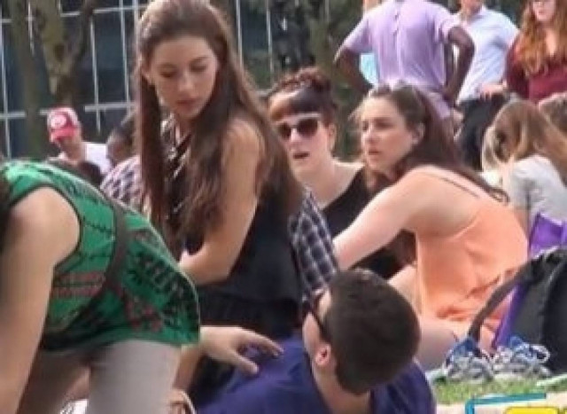 Σαρώνει στο YouTube: Τι κάνεις αν μια άγνωστη καθίσει πάνω σου;