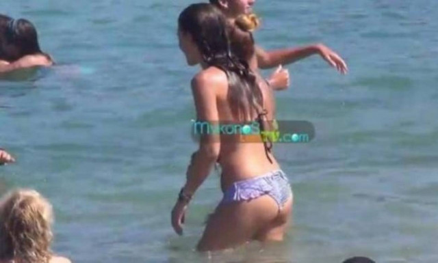 Η Αθηνά Οικονομάκου παραδίδει μαθήματα βουτιάς σε φίλες!