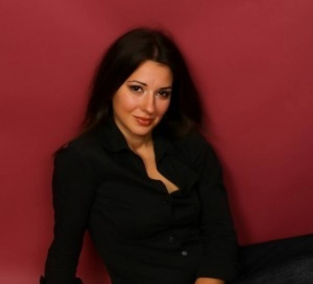 Η Μαρία Κοτρότσου στον κήπο του Νομισματικού Μουσείου