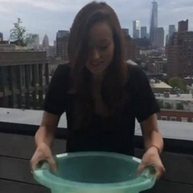 H Olivia Wilde έκανε το πιο ασυνήθιστο Ice Bucket Challenge!