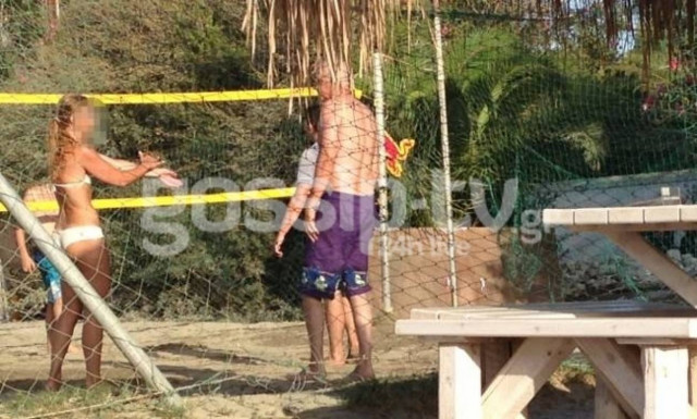 O Γιώργος Κιμούλης όπως δεν τον έχουμε ξαναδεί… Χαλαρός με το μαγιό του στις Σπέτσες