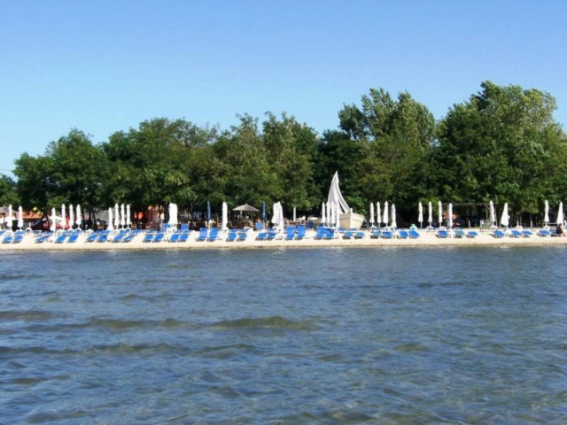 Ξάνθη: Ζευγάρι γυμνιστών «σκανδάλισαν» λουόμενους σε παραλία