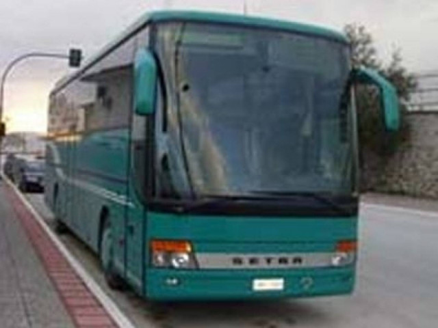 Οινόφυτα: Εικόνες ντροπής σε στάση του ΚΤΕΛ με ηλικιωμένους (pics)