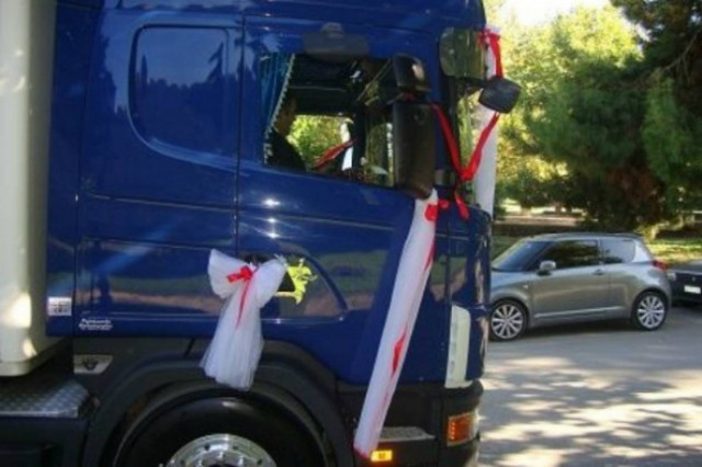 Ιωάννινα: Πήγαν τον γαμπρό στην εκκλησία με 10… νταλίκες (vid)!