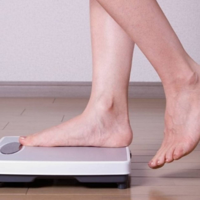 Γιατί η ζυγαριά μας δείχνει πιο αδύνατους το πρωί;
