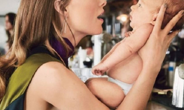 Πασίγνωστη ηθοποιός μπουγελώνεται με…μητρικό γάλα! (βίντεο)