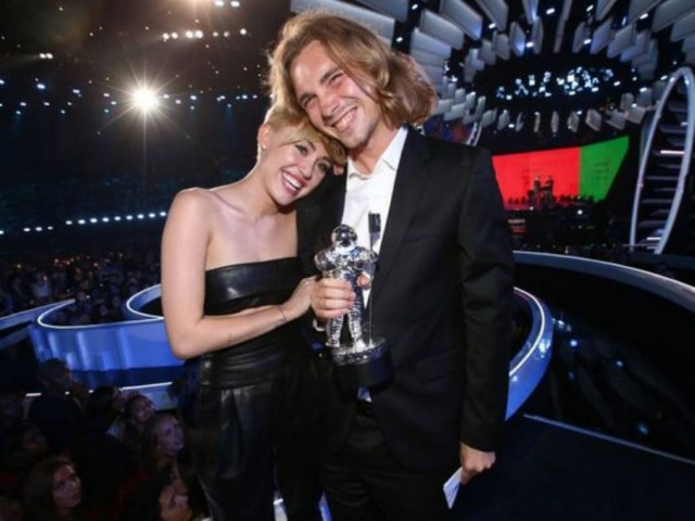 Καταζητούμενος ο άστεγος φίλος της Μάιλι Σάιρους