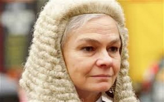 Γυναίκα δικαστής: Οι βιασμοί θα σταματήσουν όταν οι γυναίκες κόψουν το αλκοόλ!