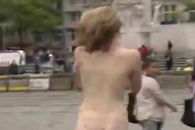 Άμστερνταμ: Φοιτήτρια τα πέταξε όλα σε πολυσύχναστη πλατεία! (video)