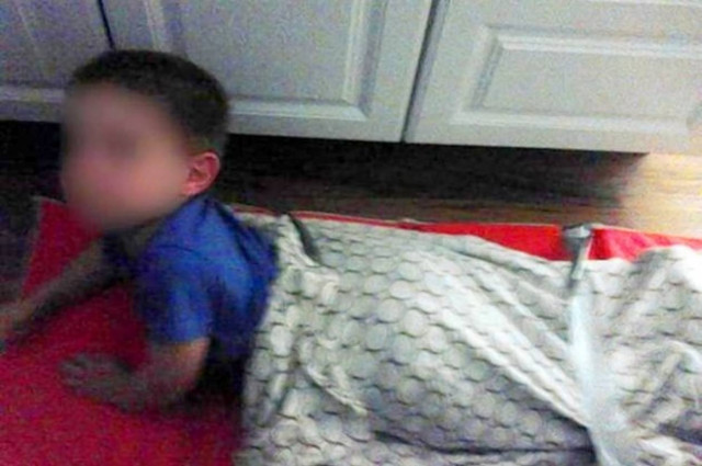 Νηπιαγωγοί έδεσαν παιδί με ταινία και το έβαλαν να κοιμηθεί σε χαλί! (pics)