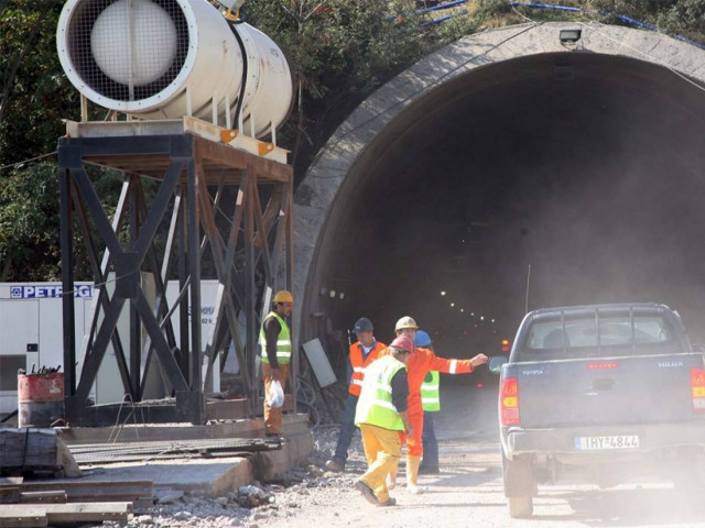 «Δωράκι» 350 εκατ. ευρώ από το υπουργείο Υποδομών στους μεγαλοεργολάβους