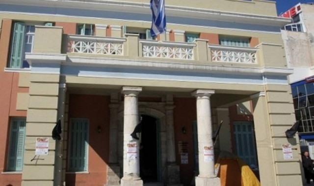 Συνθήματα κατά της ΧΑ στην τελετή ορκωμοσίας στην περιφέρεια Κρήτης