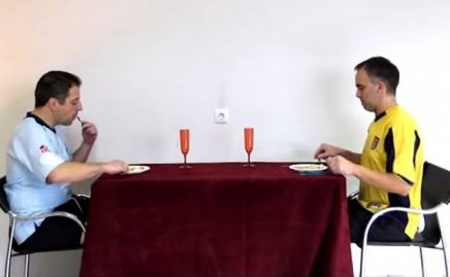 Απίστευτο βίντεο: Έτσι τρώνε οι ποδοσφαιριστές!