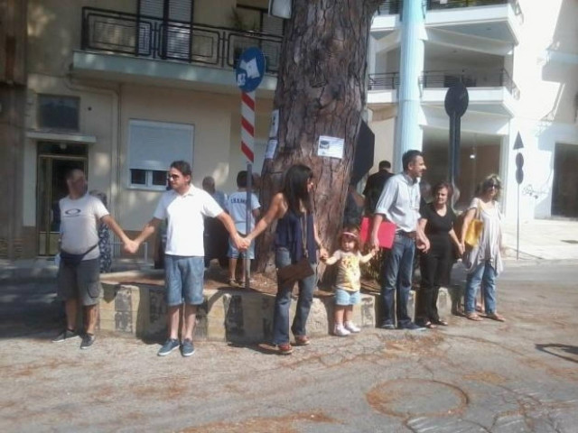 Πάτρα: Ανθρώπινη αλυσίδα γύρω από το πεύκο της Αρόης