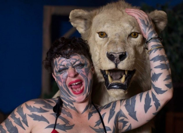 Η γυναίκα που έχει μεταμορφωθεί σε... τίγρη - Δείτε πώς είναι (pics)