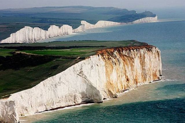 Βρετανία: Η πιο επικίνδυνη selfie σε διάσημο γκρεμό αυτοκτονιών! (video)