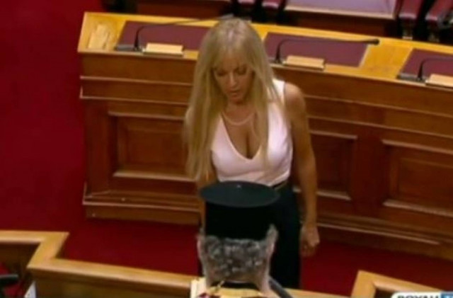 Όταν ο Τραγάκης επικαλέστηκε τα... Θεία μπροστά στο «βουλευτικό» ντεκολτέ