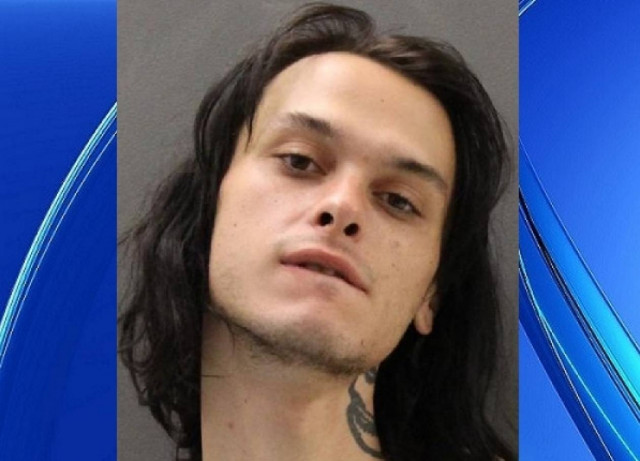 Ούρησε και έκαψε τη Βίβλο έξω από εκκλησία! (βίντεο)