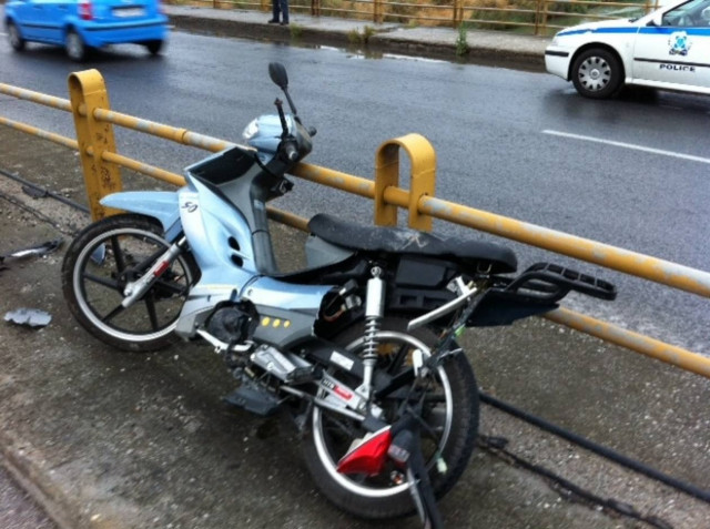 Λάρισα: Τροχαίο ατύχημα με μηχανάκι - Δύο τραυματίες