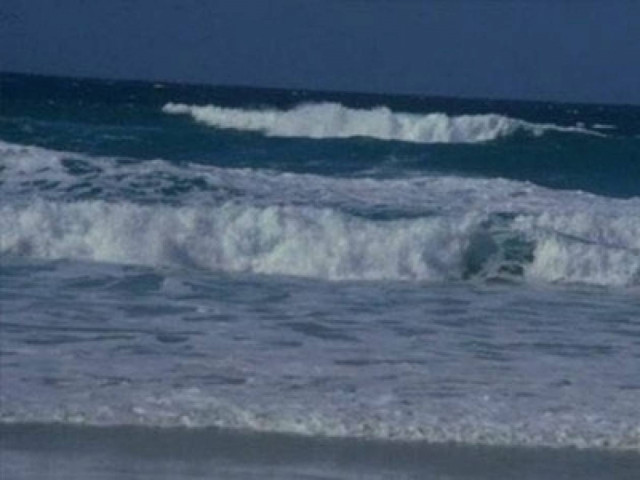 Τήνος: Πυροσβέστης έσωσε από πνιγμό δύο λουόμενους