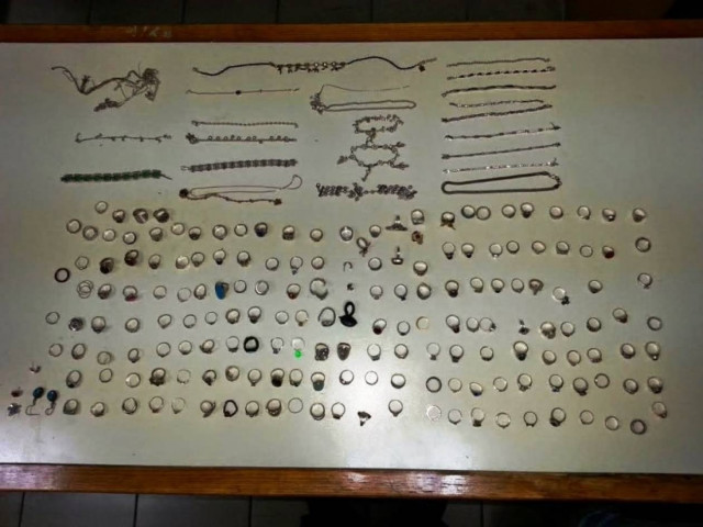 Λέσβος: Έθαψαν κλεμμένα χρυσαφικά αξίας 18.000€ σε αγρόκτημα