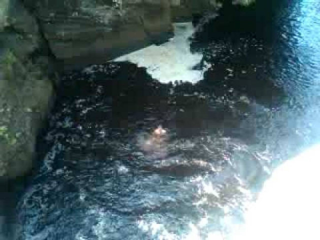 Η νέα τρέλα των εφήβων: Πέφτουν στη θάλασσα με την κοιλιά! (pic+video)