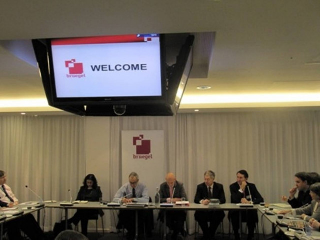 Μπλούμπεργκ: Αναδιάρθρωση χρεών όπως της Ελλάδας