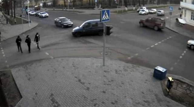Αν έχεις τύχη διάβαινε: Πεζή γλιτώνει για χιλιοστά τον αποκεφαλισμό (Video)
