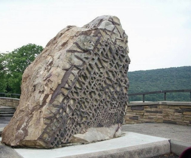 Το μυστήριο του γιγαντιαίου βράχου Waffle