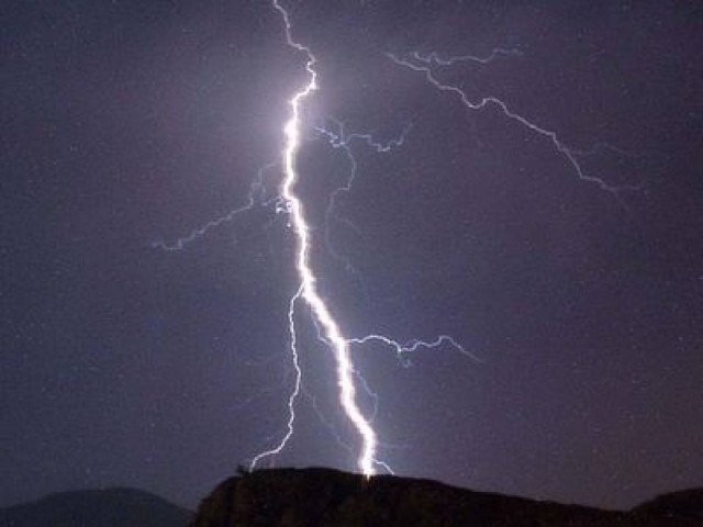 Η στιγμή που κεραυνός χτυπάει βουνό της Καβάλας (vid)