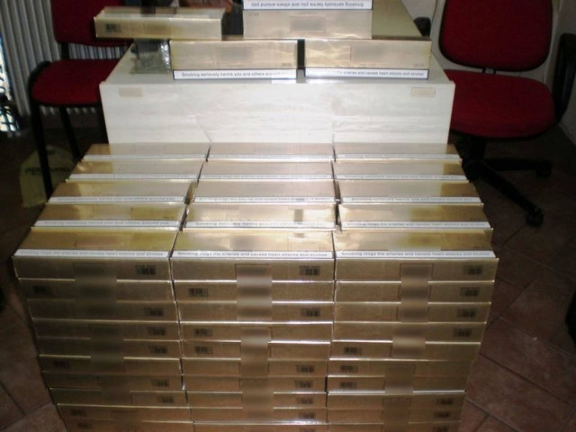 Δύο συλλήψεις για 3.980 λαθραία πακέτα τσιγάρων