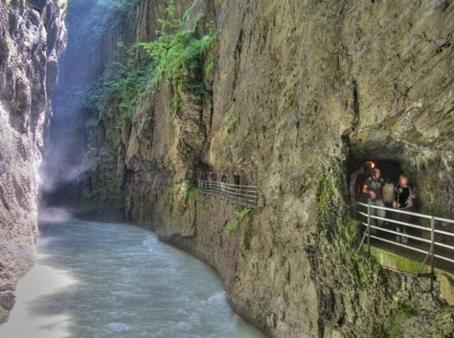 Ελβετία: Το εντυπωσιακό μονοπάτι μέσα από τα βράχια