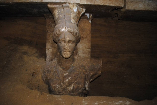 Amphipolis: Two Caryatids inside the tomb