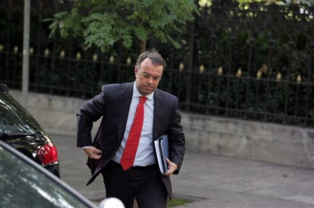 Αιματηρές οικονομίες στην κυβέρνηση – Σε καναπέ κοιμήθηκε ο Σταϊκούρας