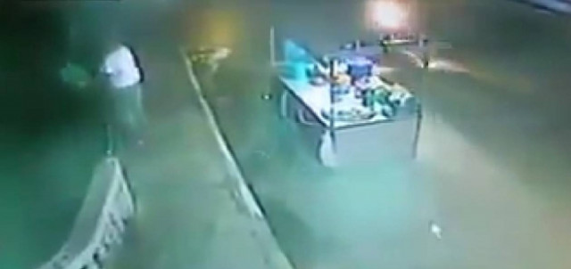 Μικροπωλητής έπεσε σε ποτάμι καθώς έριχνε... σκουπίδια (βίντεο)