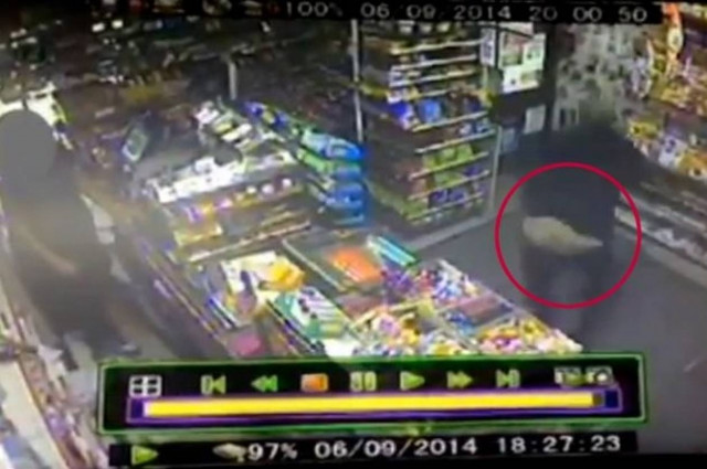 Ληστής της συμφοράς: Του έπεσαν τα λεφτά και τα παντελόνια! (βίντεο)