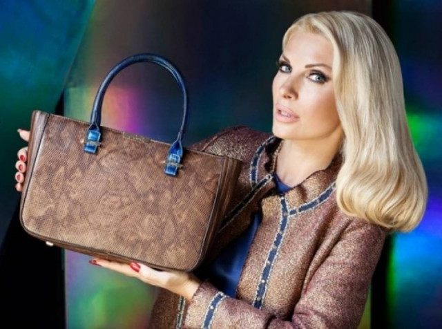 Ελένη Μενεγάκη και σε ρόλο μοντέλου: Η Σκορπιός που δεν σταματά ποτέ