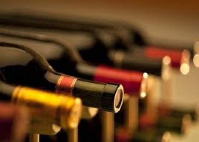 Κατασχέθηκαν χιλιάδες φιάλες από «μαϊμού» κρασιά