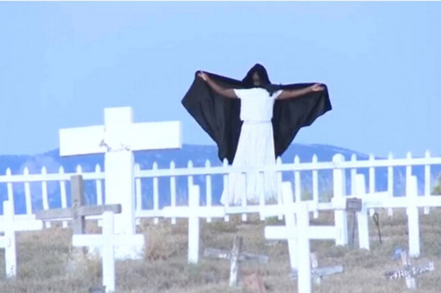 ΗΠΑ: Μυστηριώδης φιγούρα σκορπά τρόμο στα νεκροταφεία! (videos)