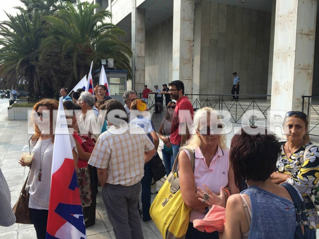 Στη ΓΑΔΑ οι καθαρίστριες για να απολογηθούν (pics&vid)