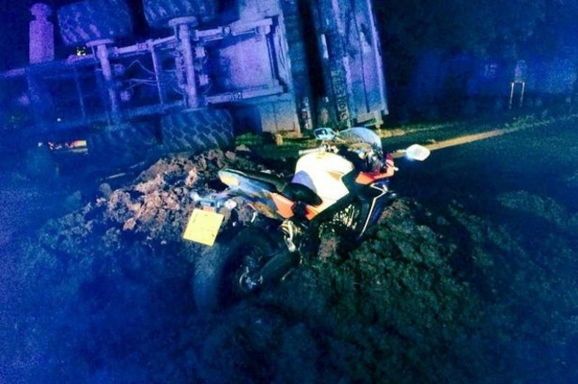 Μοτοσυκλετιστής γλίτωσε λόγω... κοπριάς (pics)