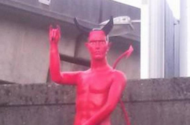 Μυστήριο άγαλμα του... Σατανά προκαλεί σάλο στο διαδίκτυο (pics)