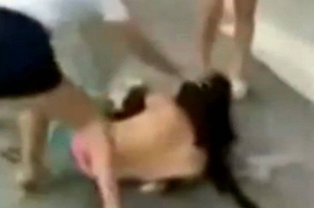 Έγδυσαν δημόσια και κάρφωσαν με τακούνια παράνομη ερωμένη! (vid)