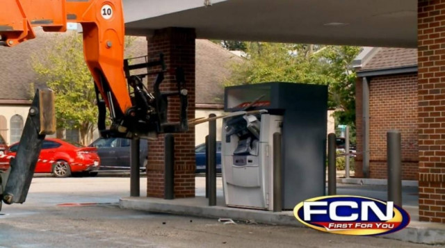 Δείτε πώς πήγε να ληστέψει το ATM (pics)