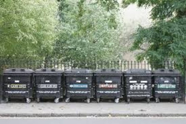 Φοιτητής κλειδώθηκε σε... κάδο σκουπιδιών (βίντεο)