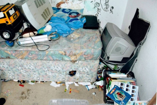 Βρετανία: Άφησαν το γιο τους να τυφλωθεί μεγαλώνοντάς τον σε τρώγλη! (pics)