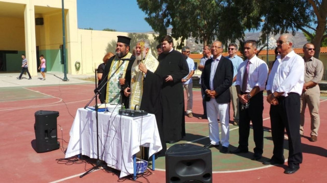 Σύρος: Ένας διαφορετικός αγιασμός – Ο λυκειάρχης αφιέρωσε και τα παιδιά…